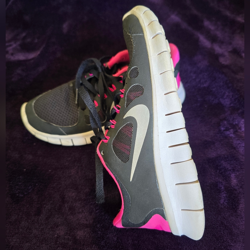 Nike Black and Pink Sneakers | Big Kid Size 3.5 - Picture 7 of 13